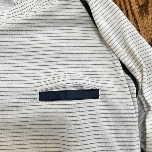 Lululemon Cream and Black Top - Picture 3 of 5